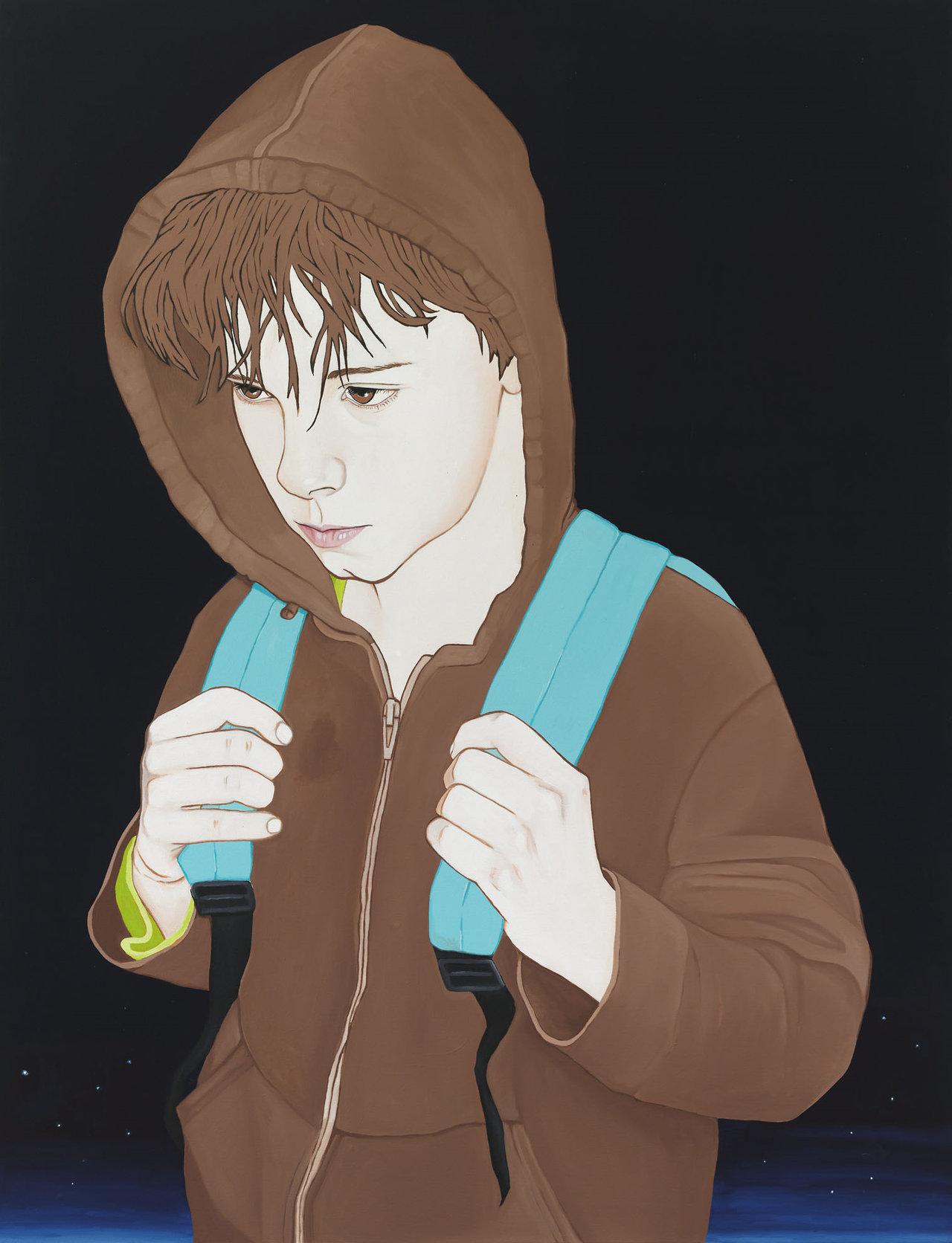 Portret van een jongen in een bruin vest met capuchon over zijn hoofd. Hij draagt een blauwe rugzak en houdt de hengsels vast met zijn handen. Hij heeft een sombere en verontruste blik op zijn gezicht en kijkt schuin naar beneden. 