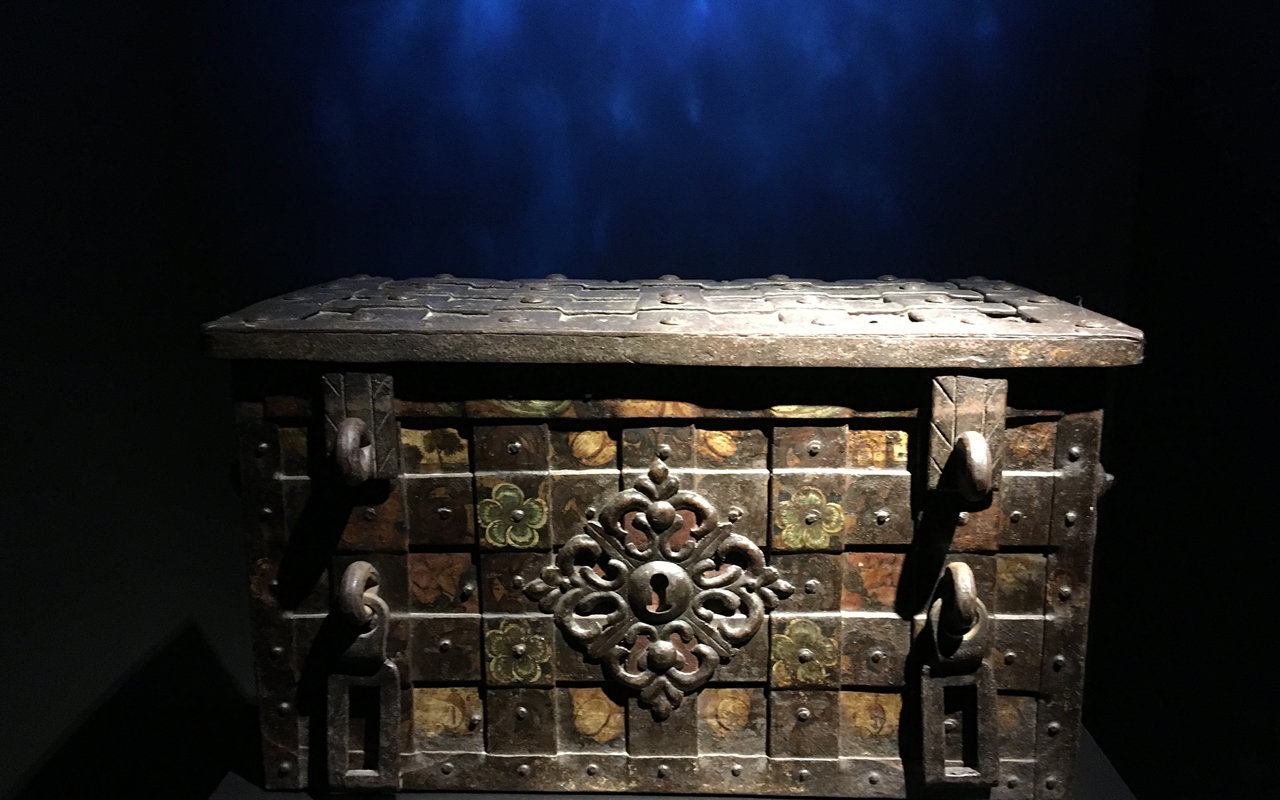 De geldkist van de Wezenputten waar de opbrengst van de verkoop van ijzerrijk water voor de zeevaart in werd bewaard