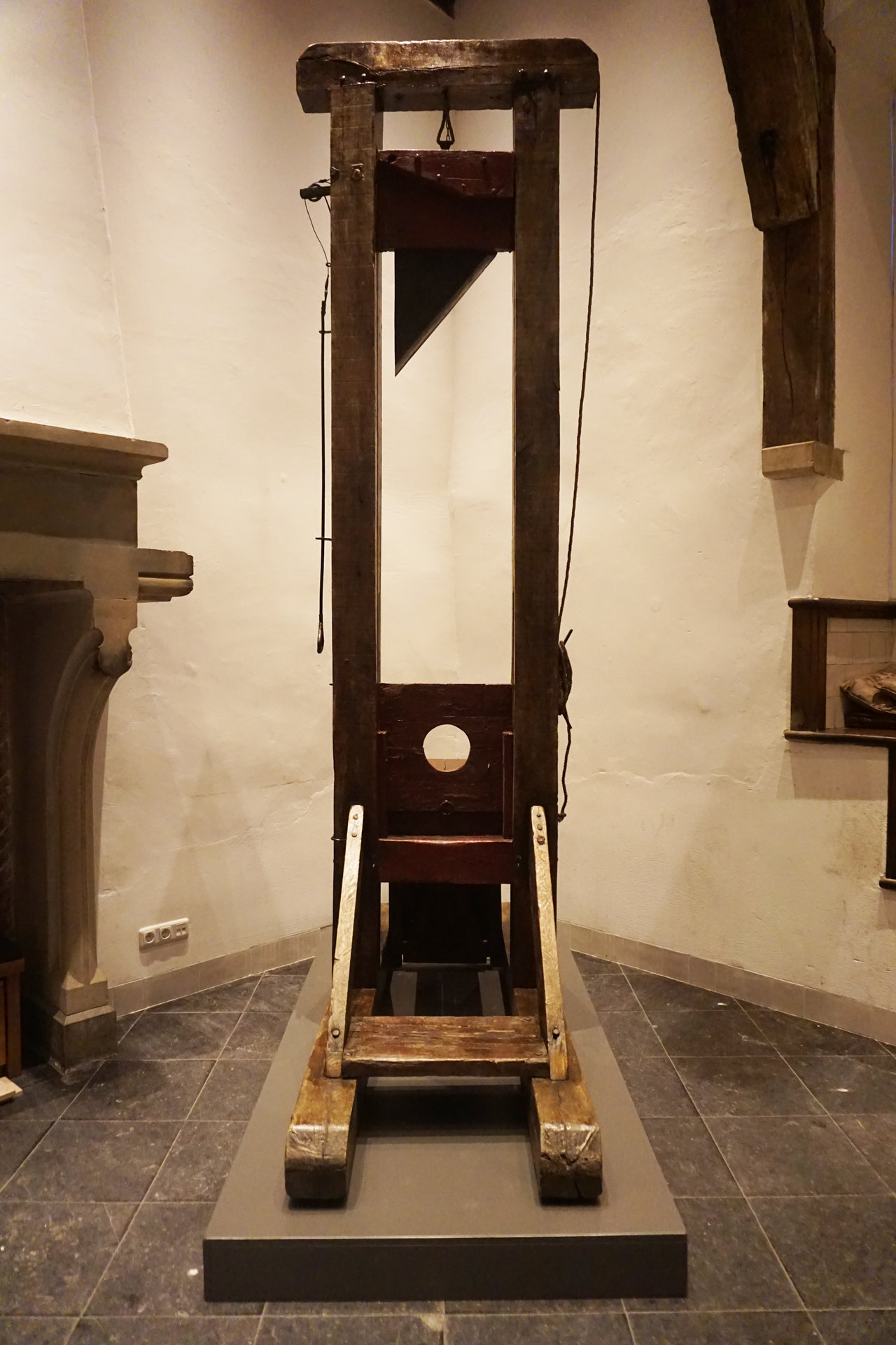 Vlijmscherpe guillotine in de Gevangenpoort