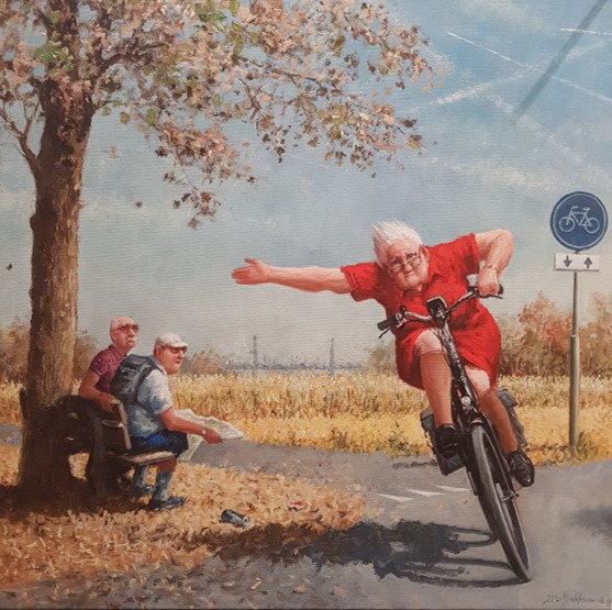 Een oudere, zeer snelle dame op een elektrische fiets. Ze scheurt langs twee oudere heren op een bankje die verbaasd opkijken. 
