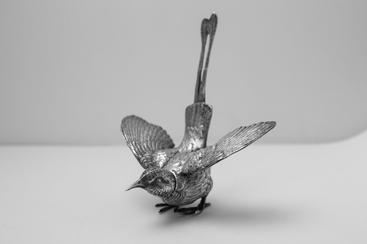 Een zilveren vogeltje gemaakt door Hollandia in Zutphen