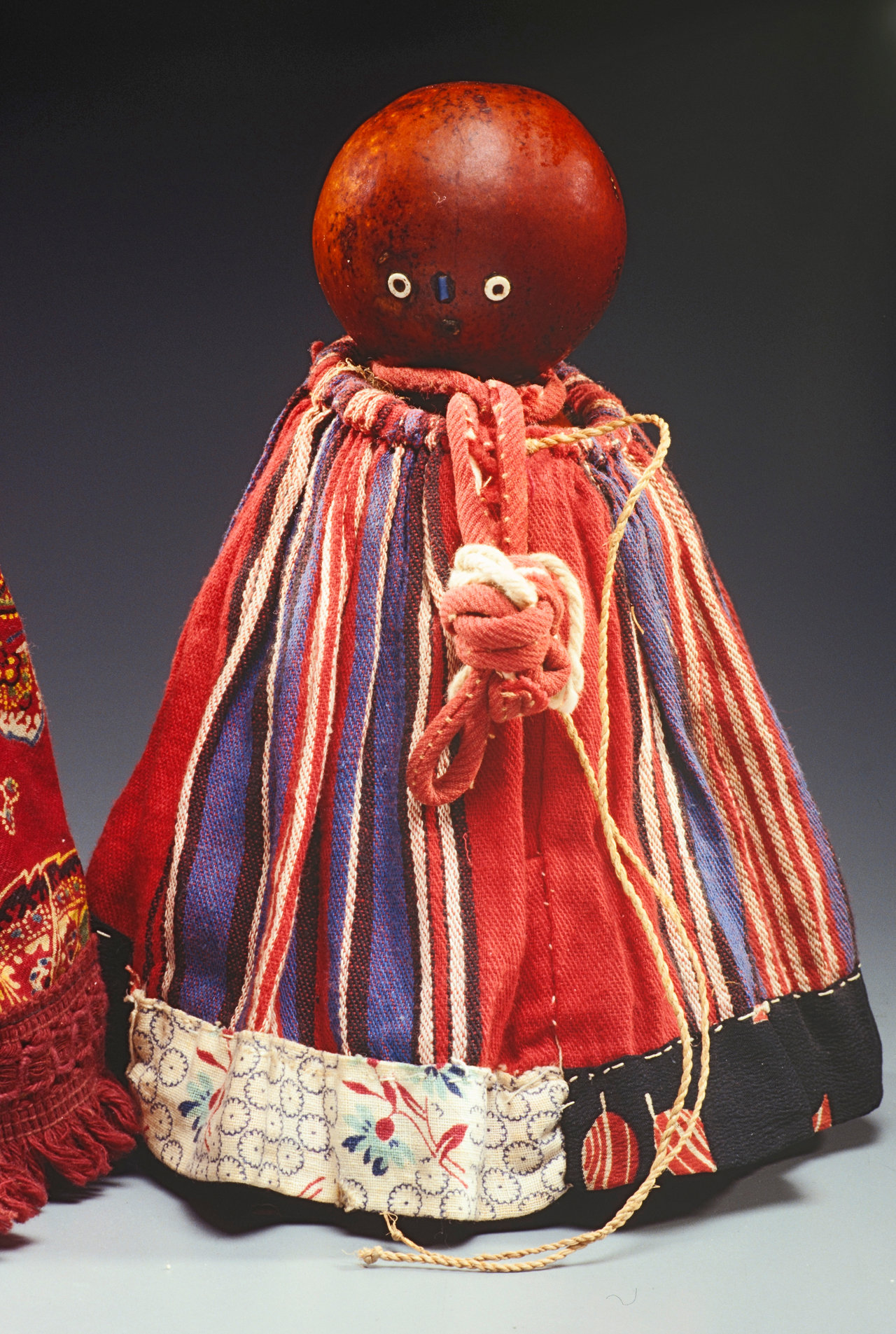 Pop uit het Afrika Museum met een kalebas als hoofd