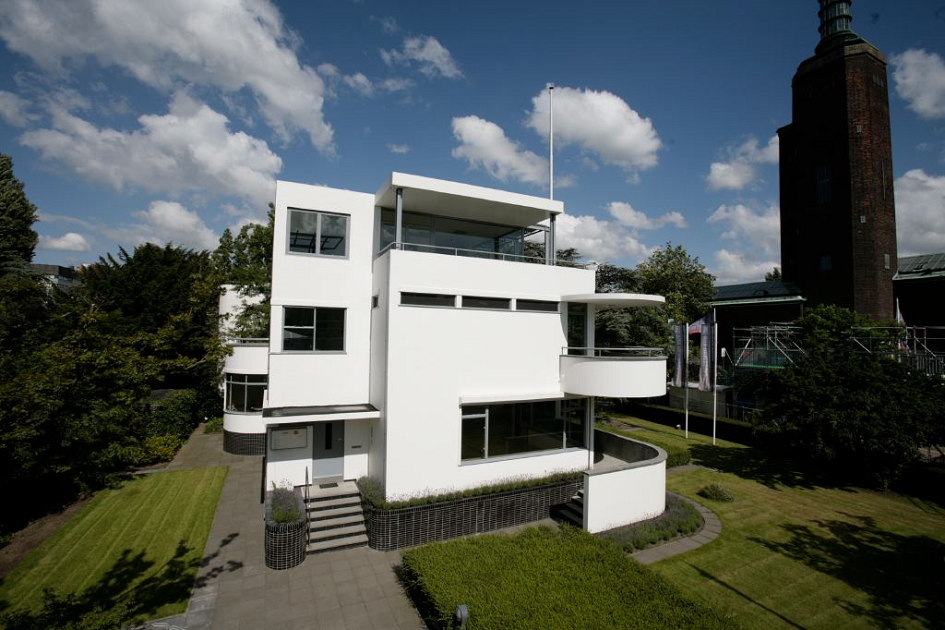 De witte modernistische villa van het Chabot Museum voor internationaal expressionisme aan het Museumpark Rotterdam.