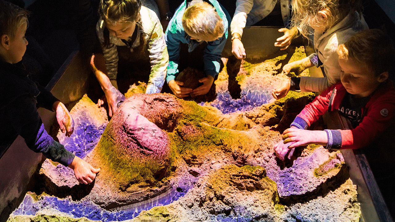 Kids spelen in de interactieve zandbak van Geofort.