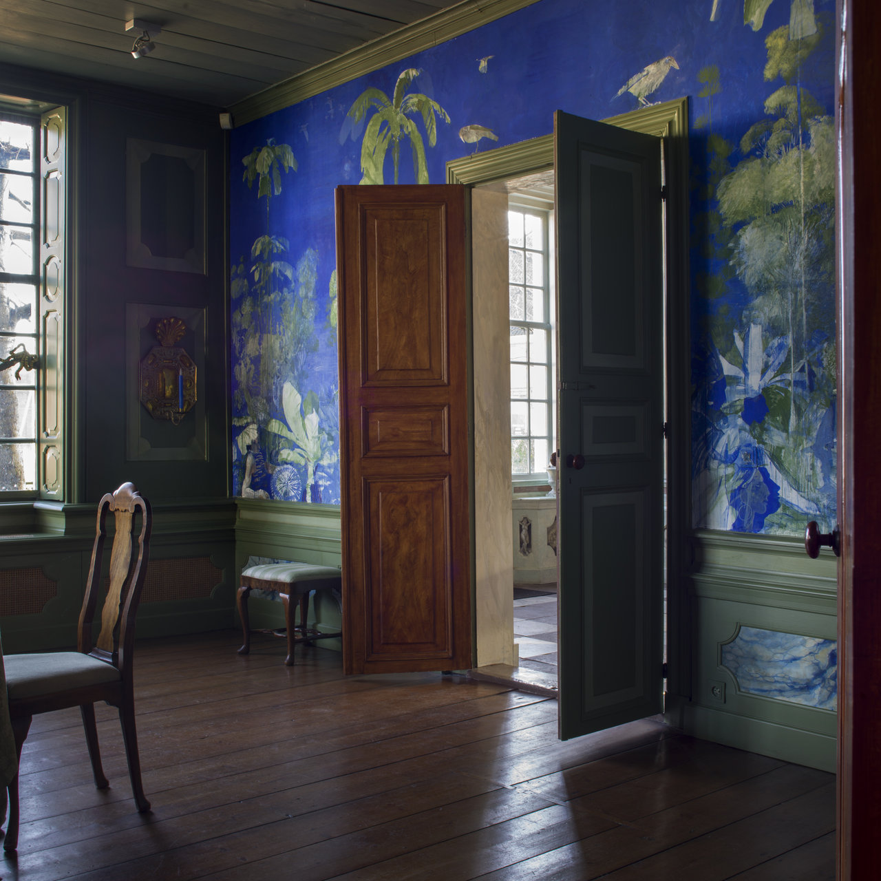De Blauwe Kamer in het Nijsinghhuis met wandschildering van Matthijs Röling