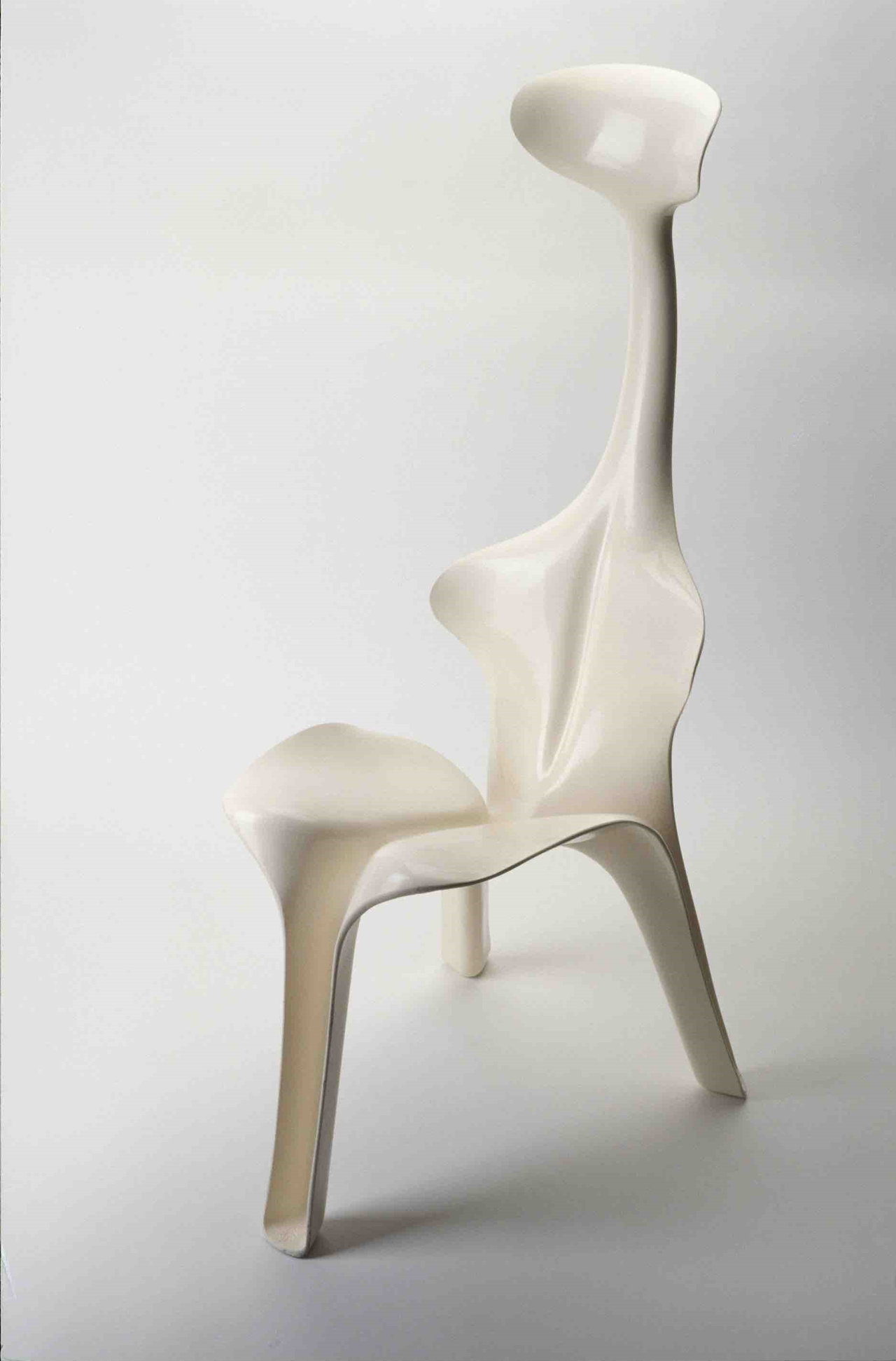 stoel van polyester, versterkt met glasvezel, afgewerkt met alkydverf
