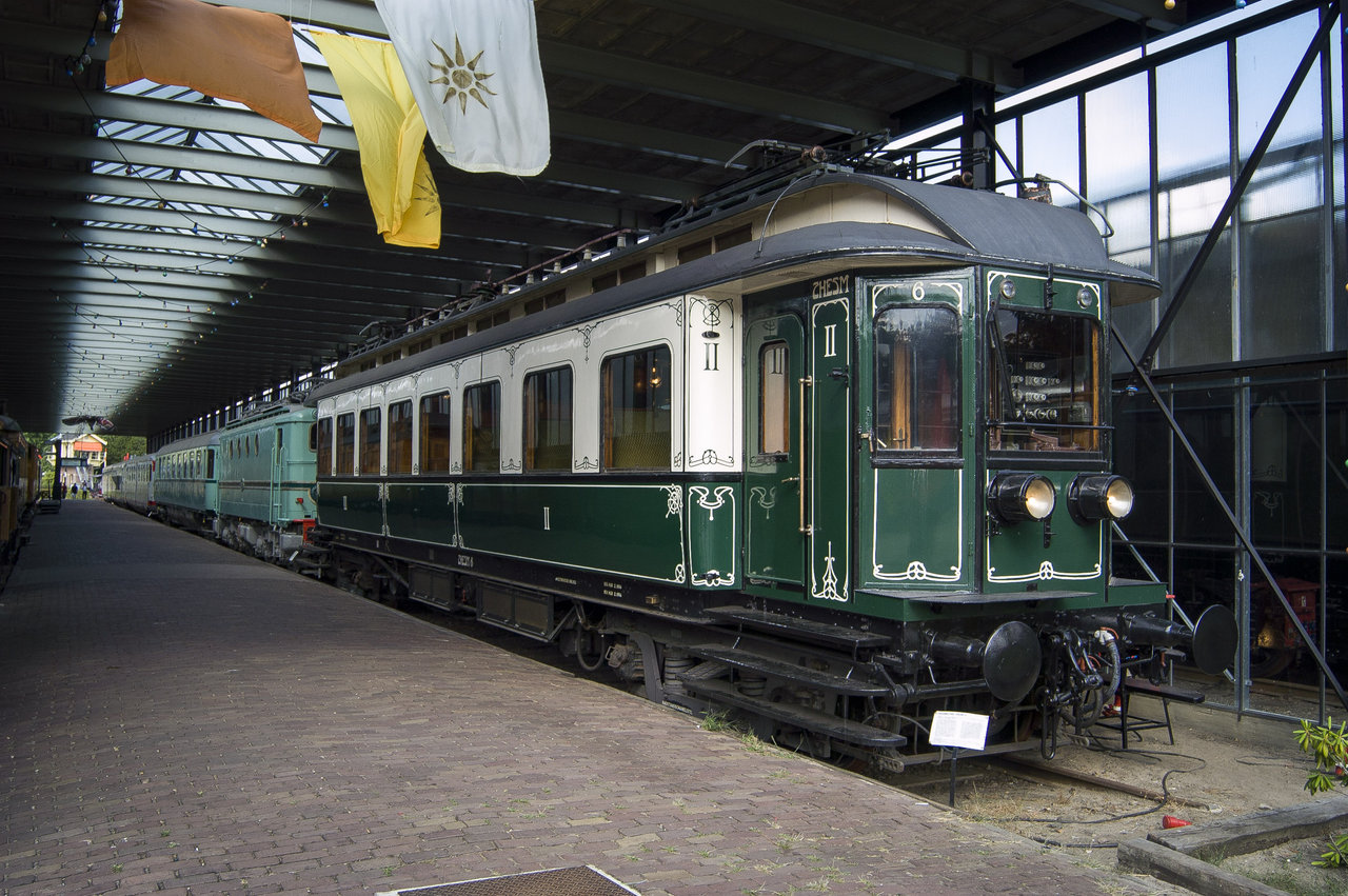 De eerste elektrische trein (ZHESM)