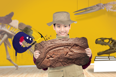 Kind als Paleontholoog in een museum met Tikkit de Museumkidsmascotte