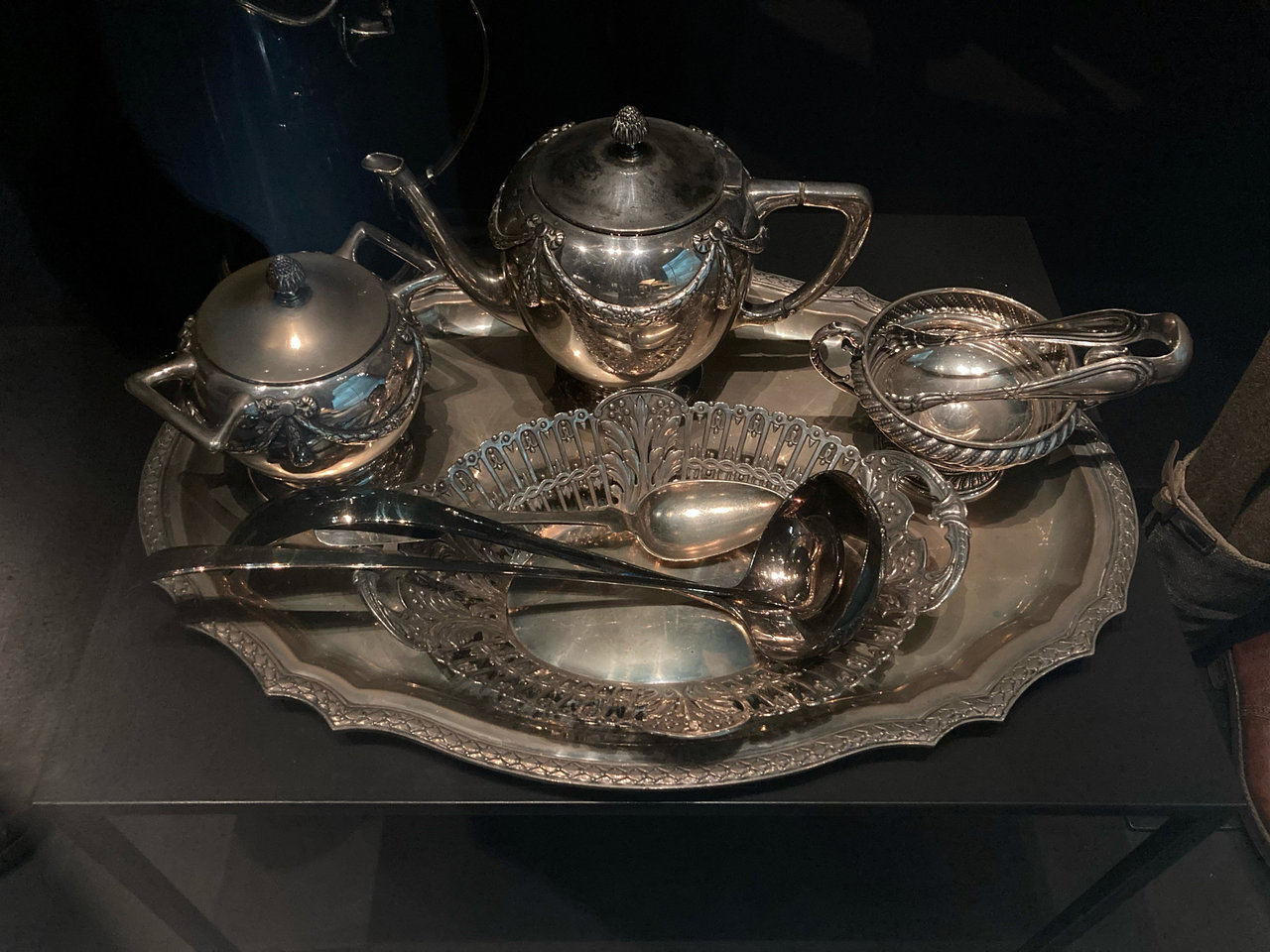 Een zilveren serviesset, bestaande uit onder andere een theepot, een suikerschaaltje en een zilveren onderblad. 