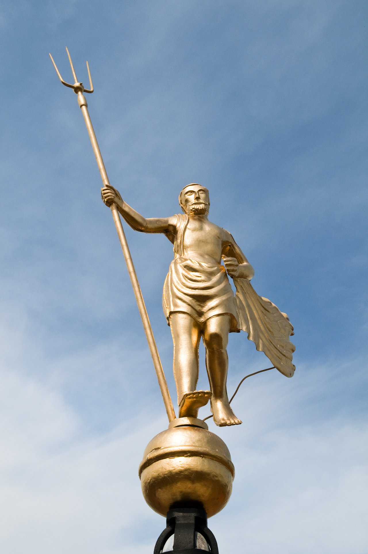 Het pronkstuk van het Stadhuismuseum voor de Museumweek 2021 is de gouden windwijzer die de toren van het museumpand al sinds 1554 siert aan de Meelstaat in Zierikzee. De windwijzer stelt Neptunus met zijn drietand voor. 