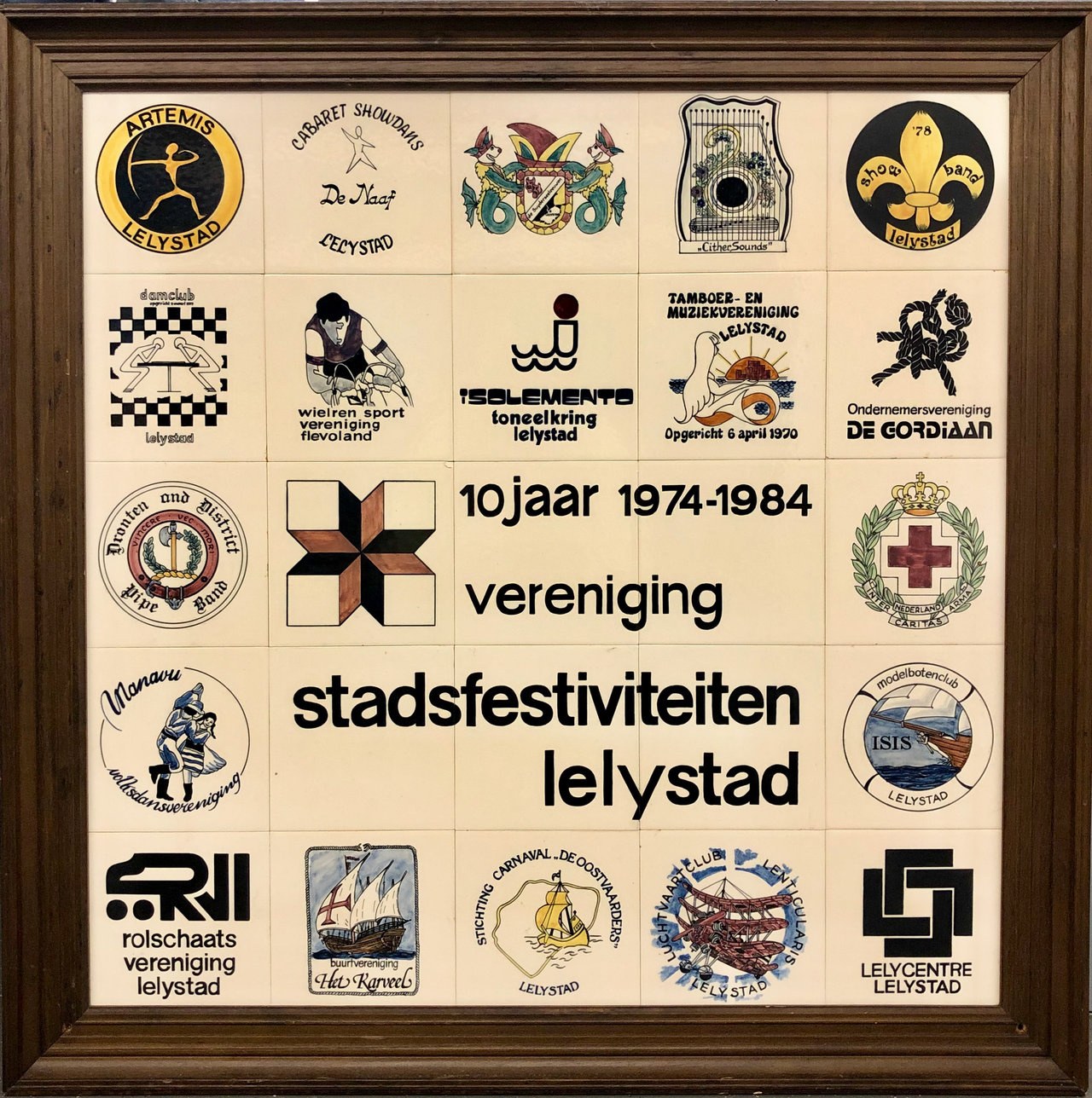 Tegeltableau in houten lijst gemaakt ter gelegenheid van tien jaar Vereniging stadsfestiviteiten Lelystad, 1974-1984