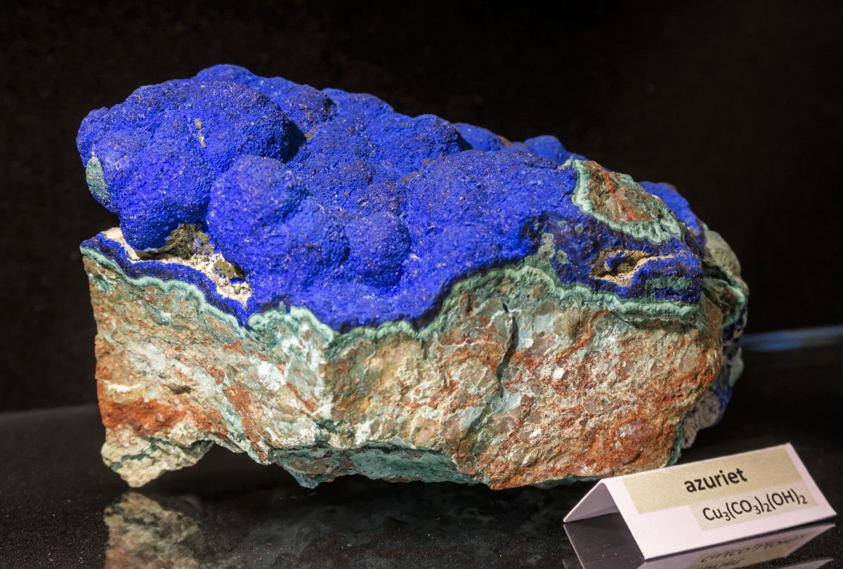 Het azuurblauwe mineraal Azuriet komt voor in de geoxideerde delen van koperafzettingen 