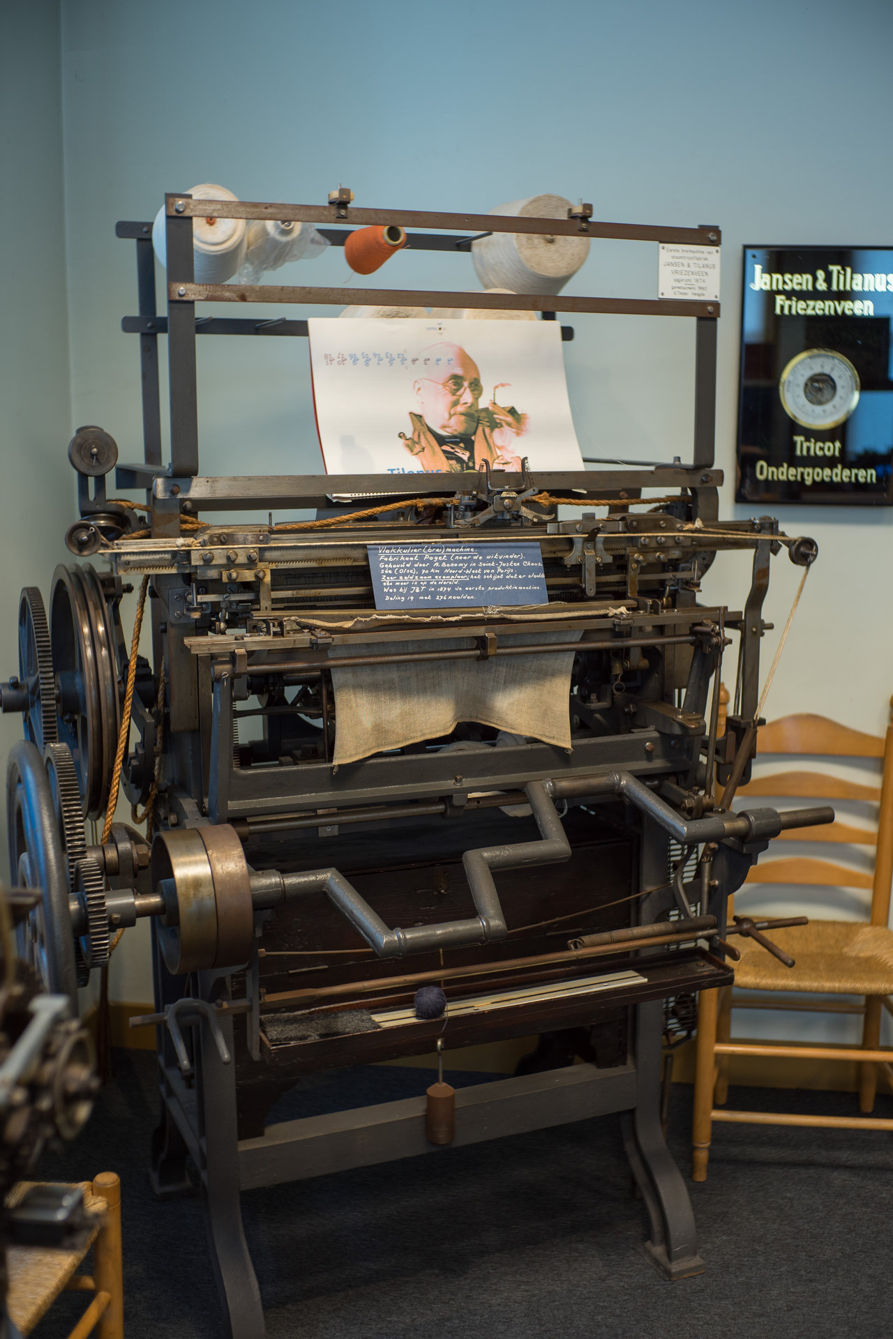 Eerste vlakbreimachine 1874 gekocht door Jansen en Tilanus