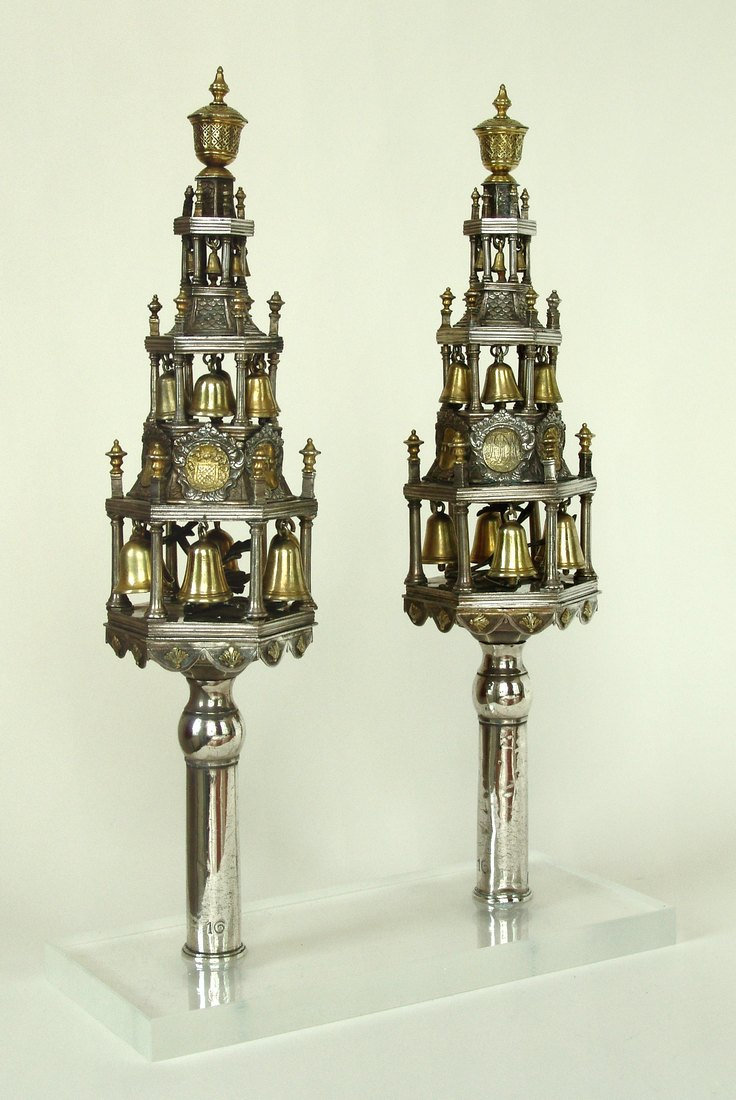 Twee zilveren siertorens met belletjes en inscripties