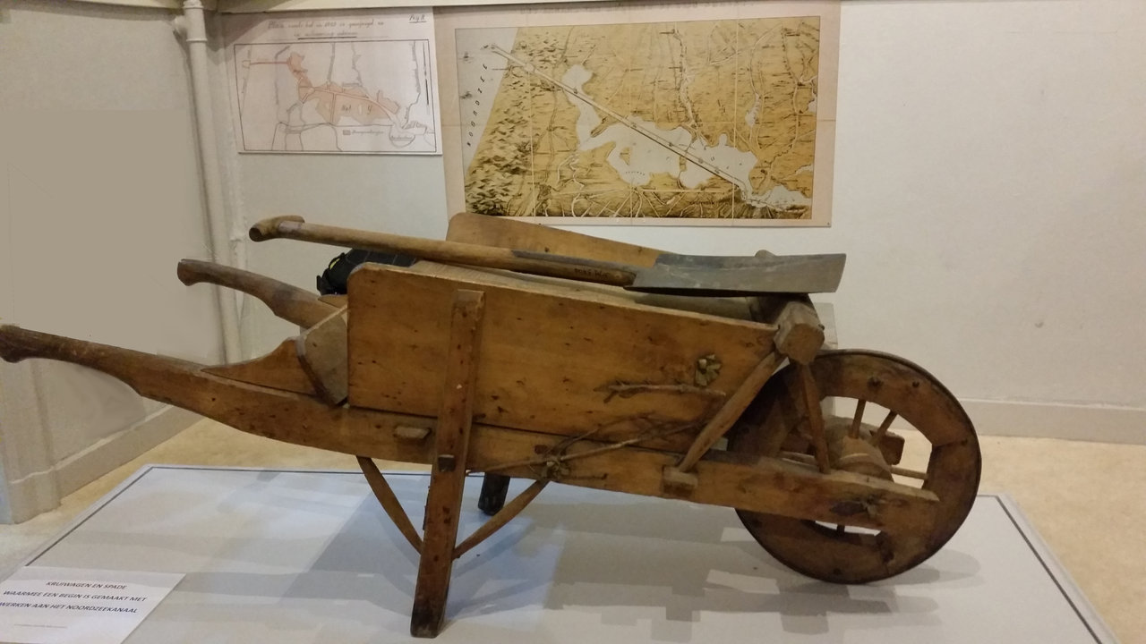 De houten kruiwagen en spade die in maart 1865 symbolisch zijn gebruikt bij de start van het graven van het Noordzeekanaal, in bruikleen gegeven door het Rijksmuseum.