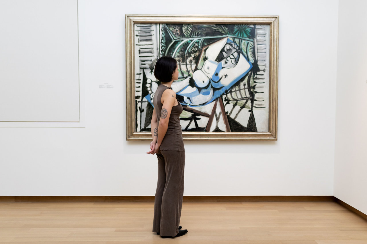 Meisje kijkt naar een schilderij